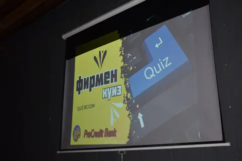 Екран с надпис „Фирмен куиз“ на корпоративно събитие