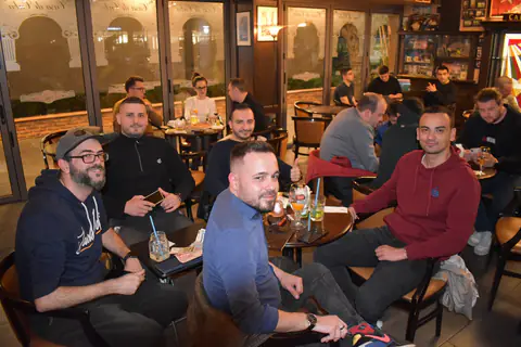 Отбор позира на маса по време на куиз в бар
